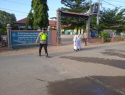 Personel Polsek Sawang Atur Lalu Lintas Pagi di Jalan Pendidikan untuk Keselamatan Siswa