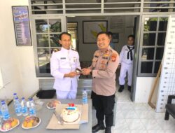 Kapolsek Dewantara Antarkan Kue Ulang Tahun untuk TNI AL di Pos AL Krueng Gekueh