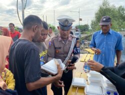 Satlantas Polres Lhokseumawe dan Komunitas Jumat Barokah Bagikan Nasi Kotak untuk Petugas Kebersihan dan Pengemudi Becak