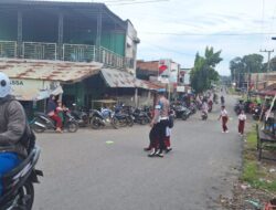 Lancarkan Arus Lalu Lintas Di Kawasan Sekolah Polsek Simpang Nisam Rutin Strong Point Pagi