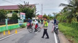 Personel Polsek Syamtalira Bayu Amankan Arus Lalu Lintas, Bantu Pelajar Menyebrang di Pagi Hari