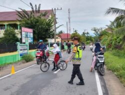 Personel Polsek Syamtalira Bayu Amankan Arus Lalu Lintas, Bantu Pelajar Menyebrang di Pagi Hari