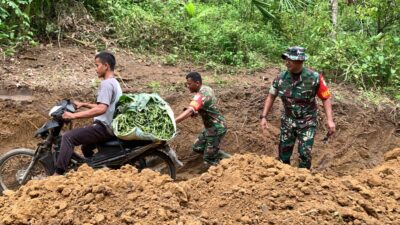 Warga Berikan Apresiasi Kepada TNI Walaupun Jalan Belum selesai.