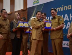 Pj Wali Kota Lhokseumawe Terima TAPE Awards 2024 Sebagai Pengakuan atas Komitmen Lingkungan