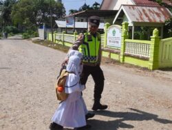 Peduli Keselamatan Pelajar : Polisi Gelar Pengaturan Lalu Lintas Pagi di Simpang Kramat