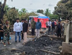 Azhari Vinca Rosea Salurkan Bantuan untuk Korban Kebakaran di Lhokseumawe