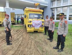 Personel Polres Lhokseumawe Kawal Distribusi Logistik Pemilu ke 12 Kecamatan di Aceh Utara