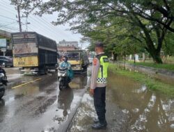 Polsek Blang Mangat Lakukan Pengamanan dan Pengaturan Lalu Lintas di Jalan Medan-Banda Aceh