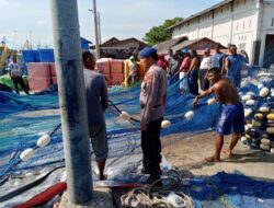 Polisi Perairan Sambangi Nelayan, Sampaikan Imbauan Patuh Aturan dan Jaga Kebersihan Laut