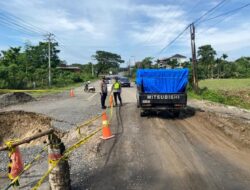 Kapolsek Muara Dua Tinjau Jalan Amblas di Desa Alue Awe, Pastikan Keselamatan Pengguna Jalan