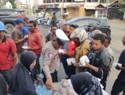 Jumat Barokah, Satlantas Polres Lhokseumawe Bagikan Nasi Kotak untuk Warga