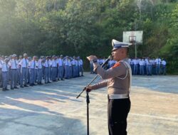 Polisi Saweu Sikula: Personil Satlantas Polres Lhokseumawe Jadi Pembina Upacara di SMK Negeri 7 Lhokseumawe