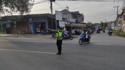 Polsek Syamtalira Bayu Pengaturan Arus Lalu Lintas dalam Giat Strong Point Pagi