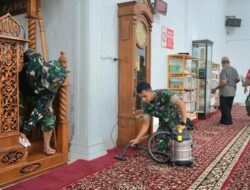 Jelang Ramadhan TNI Gelar Karya Bakti Bersihkan Masjid di Lhokseumawe