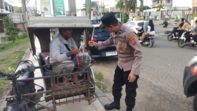 Polres Lhokseumawe Bagikan Takjil Gratis dan Berikan Himbauan Kamtibmas Jelang Berbuka