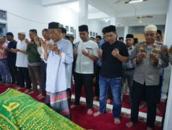 Sehari Menjabat, Kapolres Lhokseumawe Turun Langsung Sholatkan Jenazah Personel Polairud