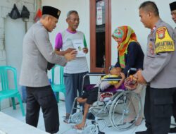 Polisi Beri Bantuan Kursi Roda untuk Penderita Celebral Palsy-Lansia di Bekasi dan Karawang