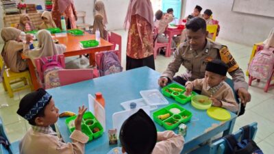 Polsek Muara Dua Kawal Penyaluran 1.406 Porsi Makan Bergizi Gratis untuk Siswa di 11 Sekolah
