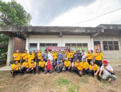 Kapolres Lhokseumawe Dorong Program Gotong Royong, Personel Turun Tangan Bersama Warga di Dayah Darul Mukhlisin
