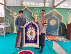 Bhabinkamtibmas Polsek Muara Dua Serahkan Bantuan Sajadah ke Dayah Nurul Huda Al Aziziyah, Wujud Kepedulian Polri kepada Ulama