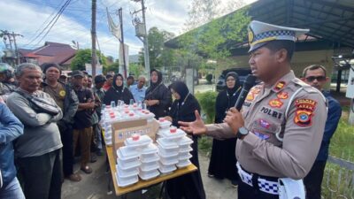 Jumat Barokah, Satlantas Polres Lhokseumawe Berbagi Makanan kepada Warga yang Membutuhkan