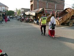 Polisi Bantu Anak Sekolah Menyebrang, Warga Diimbau Patuhi Aturan Lalu Lintas