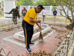 Jelang Idul Adha, Polsek Dewantara Aktif Gotong Royong Bersama Warga di Masjid Besar Bujang Salim