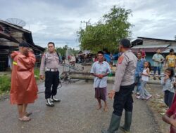 Polisi Sigap Tanggapi Pohon Tumbang di Cot Merbo, Imbau Warga Tetap Waspada Cuaca Ekstrem
