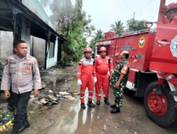 Sigap, Polisi Dampingi Penanganan Kebakaran Dua Kios di Dewantara Aceh Utara