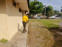Sambut Hari Bhayangkara ke-79, Polsek Dewantara Gelar Aksi Bersih-Bersih Mako