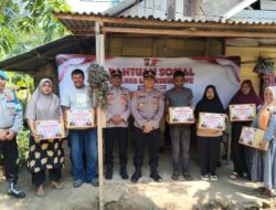 Sambut HUT Bhayangkara ke-79, Kapolsek Blang Mangat Salurkan Bansos untuk Warga