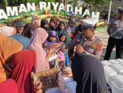 Satlantas Polres Lhokseumawe Gelar Jumat Barokah, Berbagi dan Sosialisasi Tertib Lalu Lintas kepada Warga