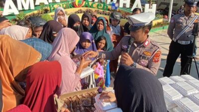 Satlantas Polres Lhokseumawe Gelar Jumat Barokah, Berbagi dan Sosialisasi Tertib Lalu Lintas kepada Warga