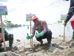 Wakapolres Lhokseumawe Hadiri Penanaman 2.000 Mangrove di Pusong, Harapkan Masa Depan Kota Lebih Hijau