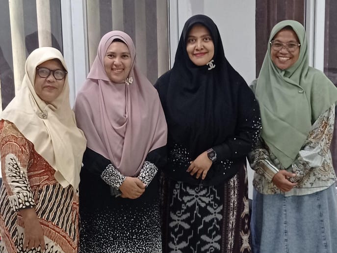 Dari kiri ke kanan: Kepala Pustaka UIN Sultanah Nahrasiyah Lhokseumawe, Nurjannah, S.Ag., S.IP.; Dekan Fakultas Ushuluddin, Adab dan Dakwah, Dr. Ruhama Wazna, S.Th.I., M.A.; Ketua Jurusan Ilmu Perpustakaan dan Informasi Islam, Almira Keumala Ulfah, S.E., M.Si., Ak., CA., ASEAN CPA; dan Pustakawan Sekolah Sukma Bangsa Lhokseumawe, Ernawati, S.Sos., M.A.