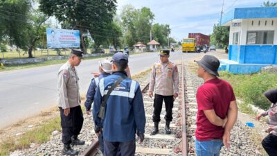 Sat Binmas Polres Lhokseumawe Dampingi Petugas KAI, Pastikan Pengecekan Jalur Rel Aman dan Tertib