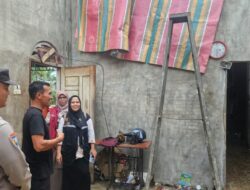 Polisi Hadir di Tengah Warga, Tinjau Rumah Rusak Akibat Badai di Meurah Mulia
