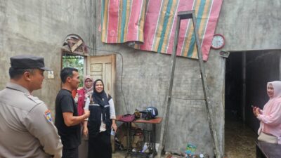 Polisi Hadir di Tengah Warga, Tinjau Rumah Rusak Akibat Badai di Meurah Mulia