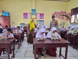 Polsek Muara Dua Kawal Distribusi 6.448 Paket Makan Bergizi Gratis untuk Siswa