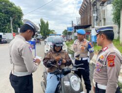 Operasi Patuh Seulawah 2025, Polantas Lhokseumawe Edukasi Pengguna Jalan dengan Pembagian Brosur