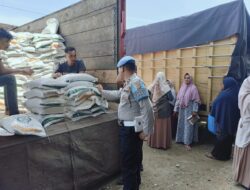 Polisi Kawal Ketat Penyaluran 75 Ton Beras Bantuan di Kuta Makmur, Ribuan Warga Terbantu