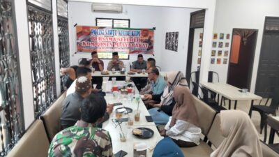 Kapolsek Banda Sakti Jalin Silaturrahmi dengan Perangkat Gampong Tumpok Teungoh, Tekankan Pentingnya Transparansi Dana Gampong