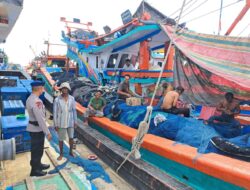 Sat Pol Airud Patroli Pantai Pusong, Imbau Warga Jaga Kebersihan dan Keselamatan Laut