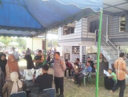 Polisi Kawal Ketat Penyaluran Beras Bantuan Pangan di Kecamatan Sawang