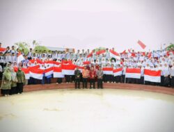 Pemko Lhokseumawe Bagikan Bendera Merah Putih dan Luncurkan Bahasa Aceh di Pelayanan Publik