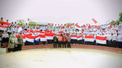 Pemko Lhokseumawe Bagikan Bendera Merah Putih dan Luncurkan Bahasa Aceh di Pelayanan Publik