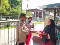 Polres Lhokseumawe Bagikan Bendera Merah Putih, Ajak Warga Meriahkan HUT RI ke-80