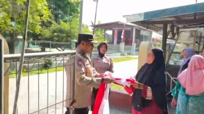 Polres Lhokseumawe Bagikan Bendera Merah Putih, Ajak Warga Meriahkan HUT RI ke-80