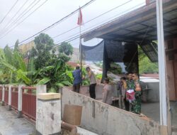 Jelang HUT RI ke-80, Kapolsek dan Personel Posramil Muara Dua Ajak Warga Kibarkan Merah Putih