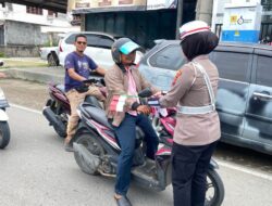 Satlantas Polres Lhokseumawe Bagikan 200 Bendera Merah Putih, Ajak Pengendara Tertib Berlalu Lintas Sambut HUT RI ke-80